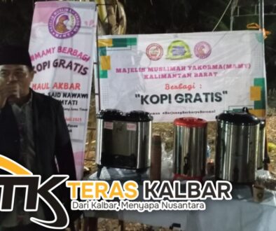 Sebagai bagian dari aksi sosial Majelis Muslimah Yayasan Kerukunan Orang Madura (MAMY) Kalimantan Barat membalagikan 1000 Cangkir Kopi Gratis bagi jamaah yang hadir di acara Haul Akbar KH. Moh. Said Nawawi Bin KH. Dumyati (Pengasuh Pondok Pesantren Babussalam Malang Jawa Timur), pada tanggal 6 Juli 2025, di Jl. Karya Usaha Ds. Sungai Rasau Kec. Sungai Pinyuh Kab. Mempawah Kalimantan Barat. Jam 19.00 WIB sampai Selesai. Aksi Sosial MAMY Berbagi Kopi Gratis tersebut disambut antusias masyarakat. Dari seribu cangkir dan snack yang dibagikan habis hanya dalam hitungan jam. Ketua MAMY Kalbar Rohmah Almunawwaroh menyatakan sebagai bagian organisasi masyarakat yang bergerak di bidang sosial, MAMY Kalbar tetap berkomitmen selalu hadir dan berkontribusi nyata bagi masyarakat melalu aksi-aksi sosial. "Kita bagikan kopi gratis bagi para jamaah yang hadir, ada 1000 cangkir kopi dan snack, alhamdulillah kegiatan sosial yang kami lakukan direspon positif dan dapat diterima oleh masyarakat di lingkungan pesantren," ujarnya, Minggu (6/7/2025). Rohmah menambahkan, aksi-aksi sosial yang digelar murni merupakan swadaya dari para anggota Yakorma, Army dan Mamy serta sejumlah donatur yang turut peduli dalam pelaksanaan aksi-aksi sosial kemasyarakatan. "Untuk aksi-aksi sosial di masyarakat memang menjadi misi utama dari terbentuknya Majelis Muslimah Yakorma (MAMY), kita juga telah beberapa kali terlibat dalam aksi-aksi sosial seperti santunan anak yatim di sejumlah tempat dan kedepan aksi-aksi sosial juga akan terus kita gencarkan," jelasnya. Sementara ketua panitia pelaksana Haul Akbar Ust. Sahid menyambut baik dan mendukung penuh kegiatan sosial yang dilakukan jajaran pengurus Majelis Muslimah Yakorma (MAMY) Kalbar tersebut. "Saya sangat apresiasi dan sampaikan terima kasih kepada saudari-saudariku semua, kehadiran MAMY ini sangat bermanfaat, aksi-aksi sosial yang dilakukan menjadi wujud nyata atas kebaikan-kebaikan bersama yang kita harapkan bisa menjadi manfaat di masyarakat. Semoga kedepan bisa bekerjasama lagi".pungkasnya.